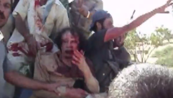 Опубликовано новое видео последних минут жизни Каддафи. Видео