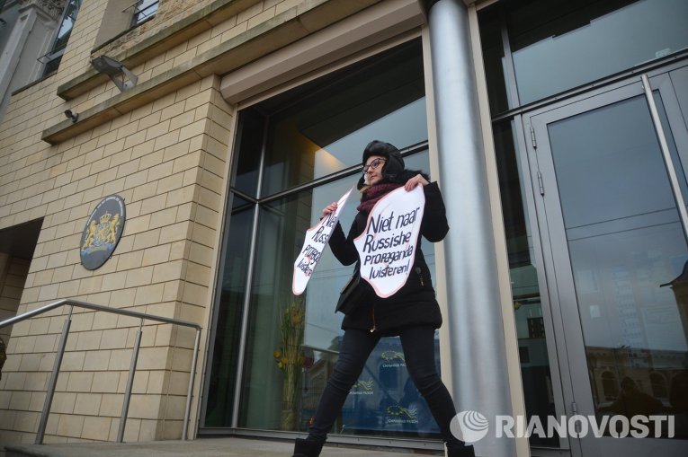Возле посольства Нидерландов в Украине прошел агитационный перформанс