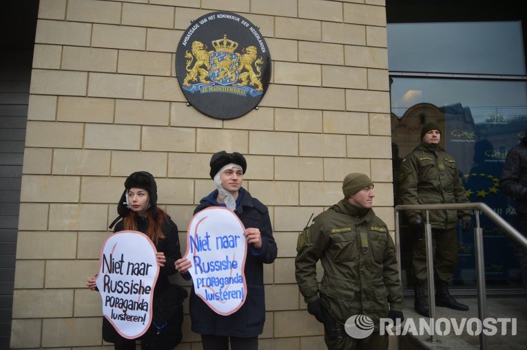 Возле посольства Нидерландов в Украине прошел агитационный перформанс