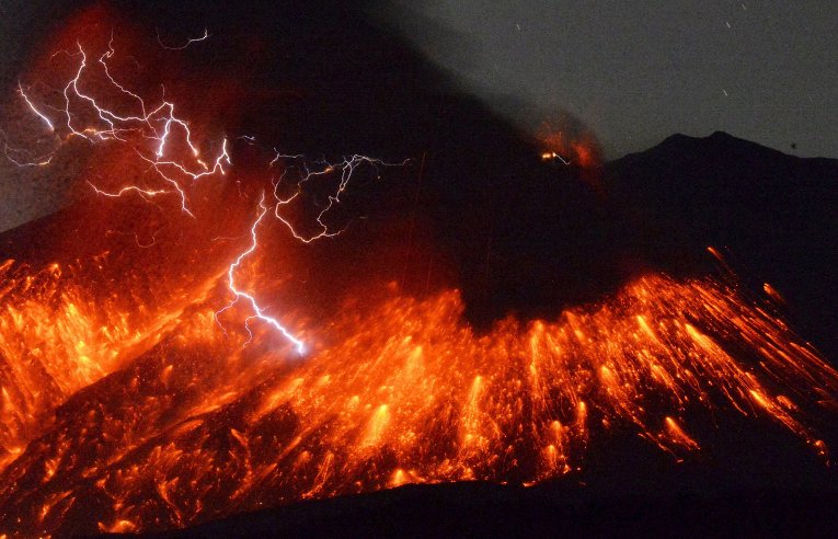 Извержение вулкана Сакурадзима началось в провинции Кагосима на юге Японии. В 50 километрах от вулкана находится АЭС Сэндай
