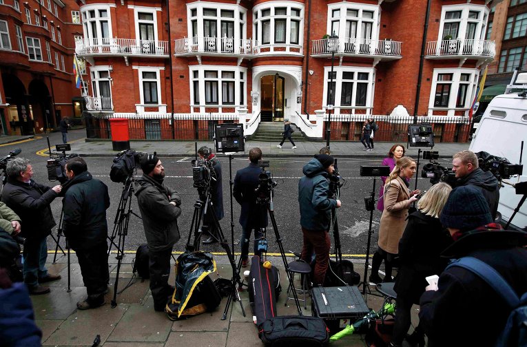 Основатель сайта Wikileaks Джулиан Ассанж не выйдет из посольства Эквадора в Лондоне, пока есть риск быть задержанным и подвернуться политическому преследованию. Журналисты в ожидании Ассанжа.