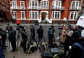 Основатель сайта Wikileaks Джулиан Ассанж не выйдет из посольства Эквадора в Лондоне, пока есть риск быть задержанным и подвернуться политическому преследованию. Журналисты в ожидании Ассанжа.