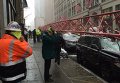 В центре Нью-Йорка, в районе Нижний Манхэттен, упал башенный кран. По предварительной информации, в результате инцидента погиб 1 человек. При этом официальной информации о жертвах и пострадавших пока нет.