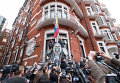 Джулиан Ассанж выступил с речью перед журналистами и митингующими у посольства Эквадора в Лондоне