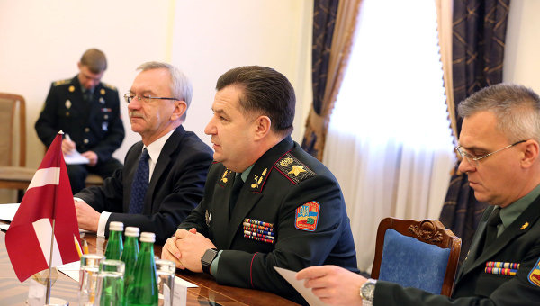 Полторак и посол Латвии договорились далее сотрудничать в оборонной сфере