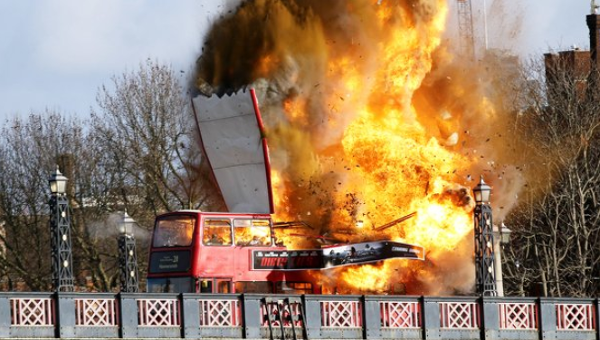 Взрыв автобуса на Ламбетском мосту в Лондоне во время съемок фильма