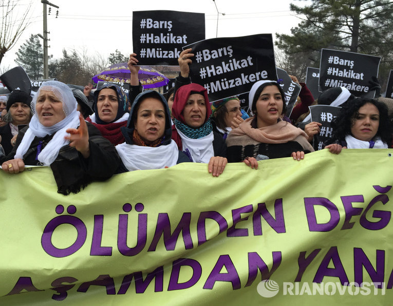 В турецком Диярбакыре сотни женщин выступили против столкновений между турецкой армией и курдами