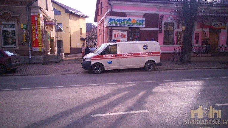Автомобиль скорой помощи в Ивано-Франковске во время проверки информации о заминировании школ