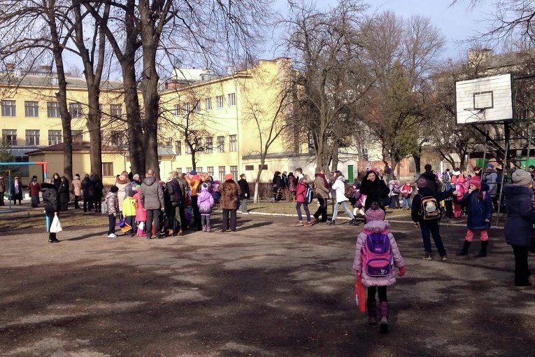 Дети после сообщения о минировании школ в Ивано-Франковске
