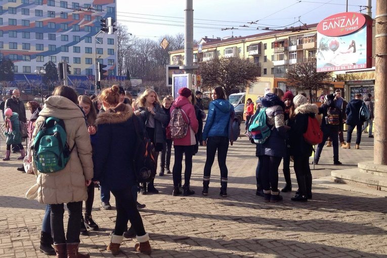 Дети после сообщения о минировании школ в Ивано-Франковске