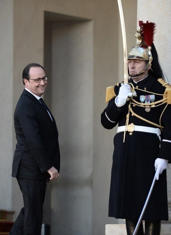 Президент Франции Франсуа Олланд улыбается журналистам в Елисейском дворце в Париже