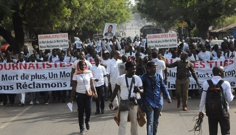 Гвинейские журналисты вышли на протест после того, как их коллега был застрелен в ходе столкновений в Конакри