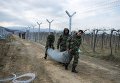 Македонские солдаты строят второй пограничный забор, чтобы предотвратить незаконное пересечение мигрантов на греко-македонской границе близ Гевгелии