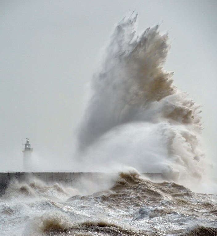 Гигантский волны на южном побережье Англии, вызванные штормом