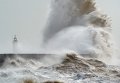 Гигантский волны на южном побережье Англии, вызванные штормом