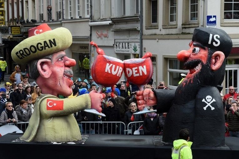 Карикатура на президента Турции Тайипа Реджепа Эрдогана, поднимающего бокал с бойцом ИГ