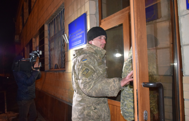 Боец 53-й отдельной механизированной бригады возле здания Николаевской ОГА