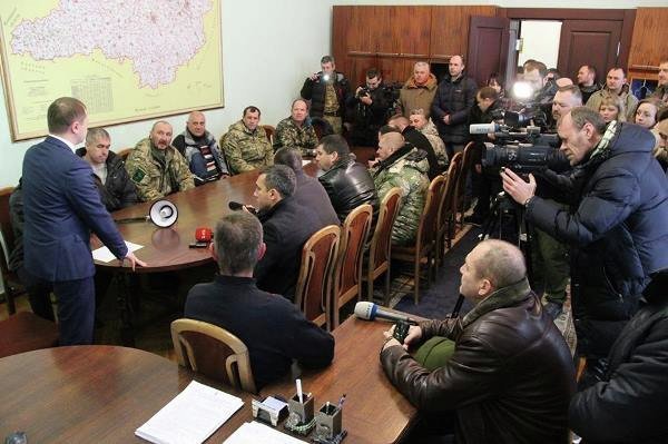 Переговоры демобилизованных военных, устроивших бессрочный пикет в Кировограде, с представителями ОГА