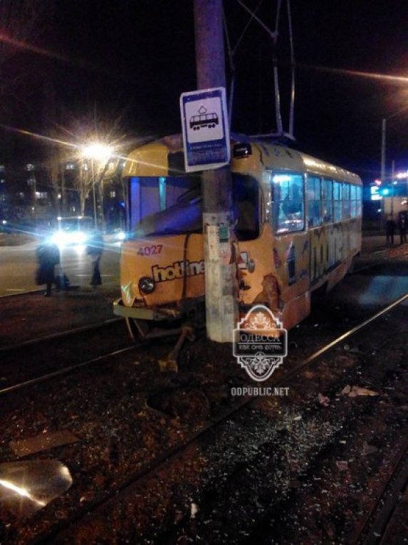 Трамвай врезался в столб в Одессе
