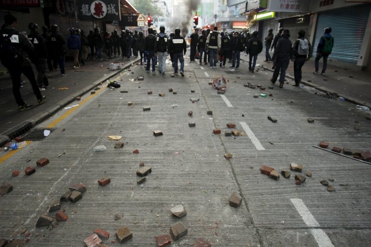Попытка городских властей Гонконга освободить район Вонкок от нелегальных закусочных вылилась в столкновения недовольных торговцев с полицией