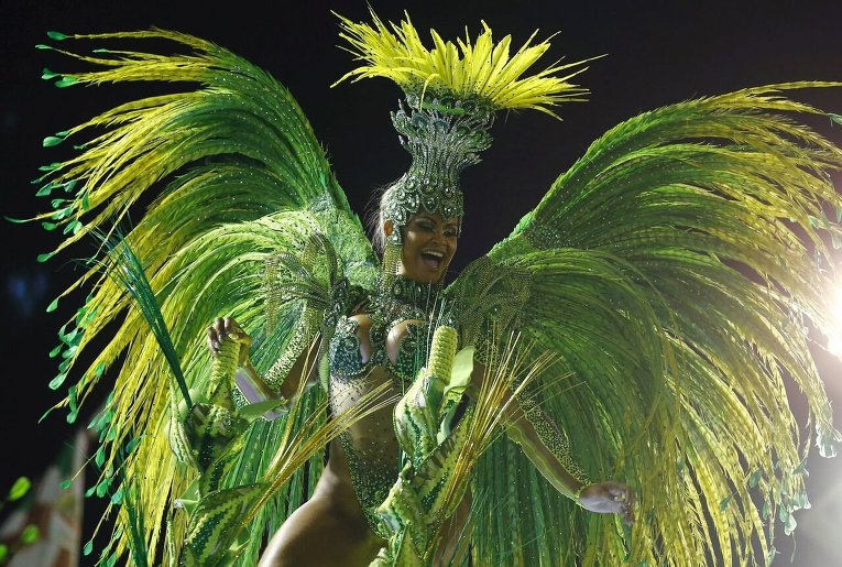 Жаркие танцы на традиционном карнавале в Рио-де-Жанейро
