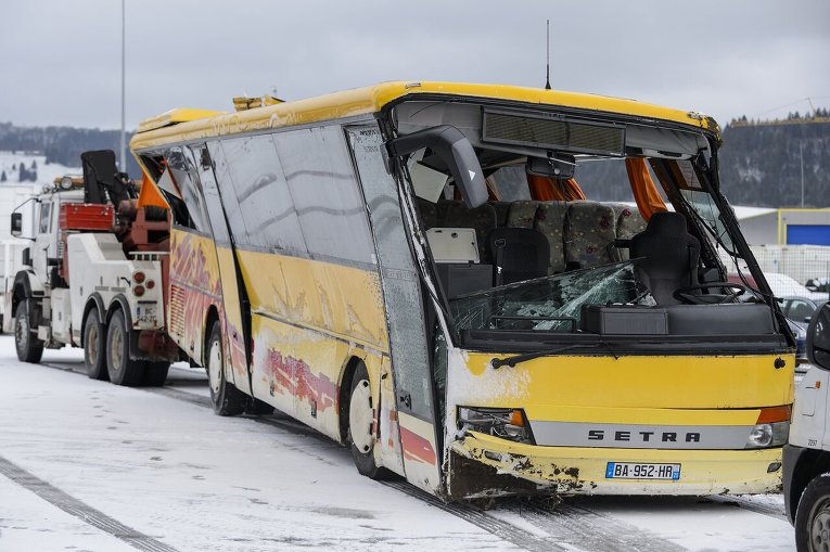 Школьный автобус попал в ДТП  в департаменте Ду на востоке Франции, в результате чего два подростка погибли, еще четверо пострадали