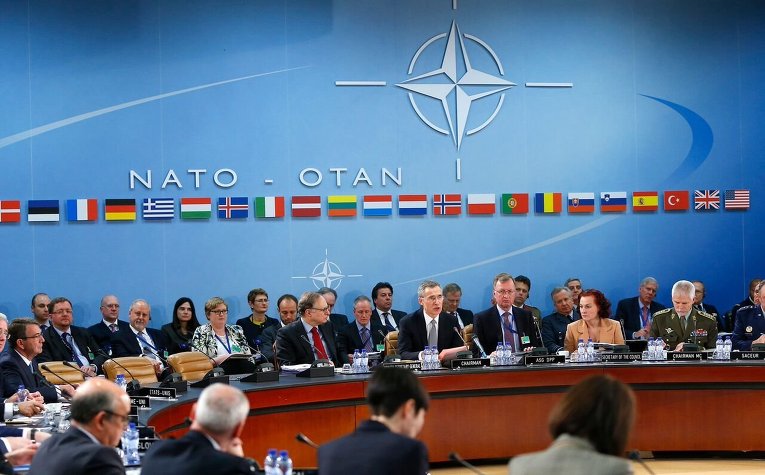 Министры обороны 28 стран-членов НАТО на встрече в среду в Брюсселе одобрили предложение об усилении военного присутствия альянса на востоке Европы, заявил генсек НАТО Йенс Столтенберг (на фото четвертый справа)