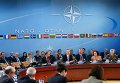 Министры обороны 28 стран-членов НАТО на встрече в среду в Брюсселе одобрили предложение об усилении военного присутствия альянса на востоке Европы, заявил генсек НАТО Йенс Столтенберг (на фото четвертый справа)