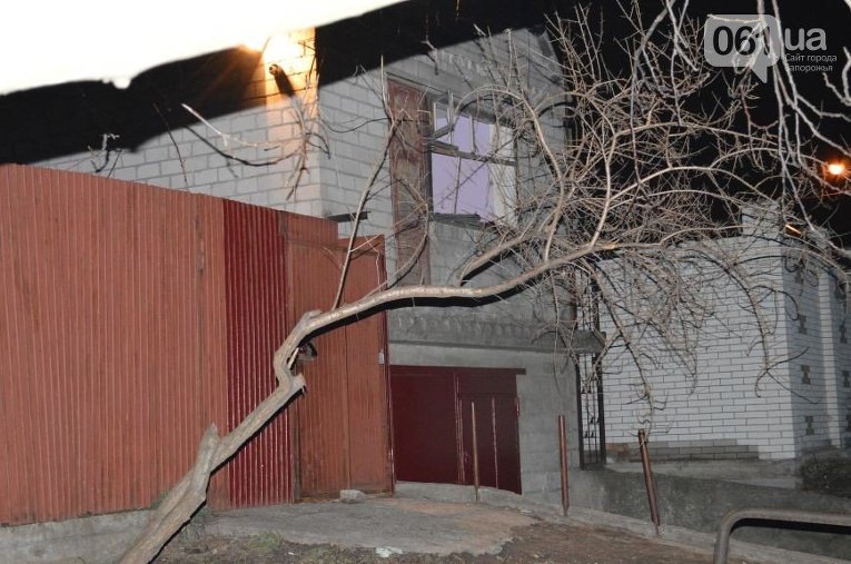 Кадры с места обстрела дома в Запорожье из гранатомета