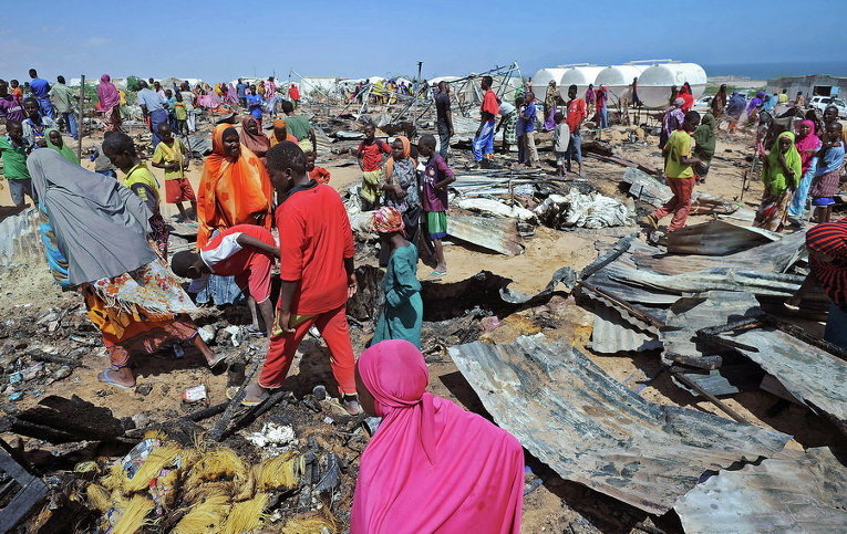 Беженцы в лагере после пожара в южной части Могадишо