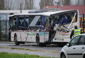 Французская полиция работает на месте столкновения школьного автобуса и грузовика в Рошфоре