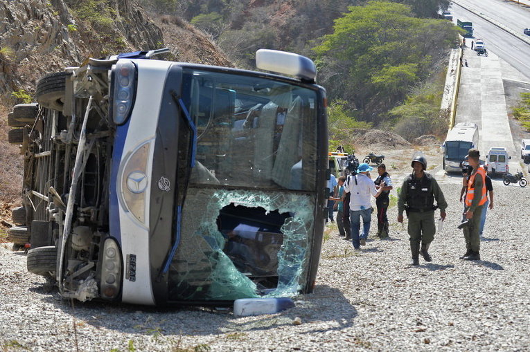 Автобус с аргентинской футбольной командой перевернулся в в Каракасе