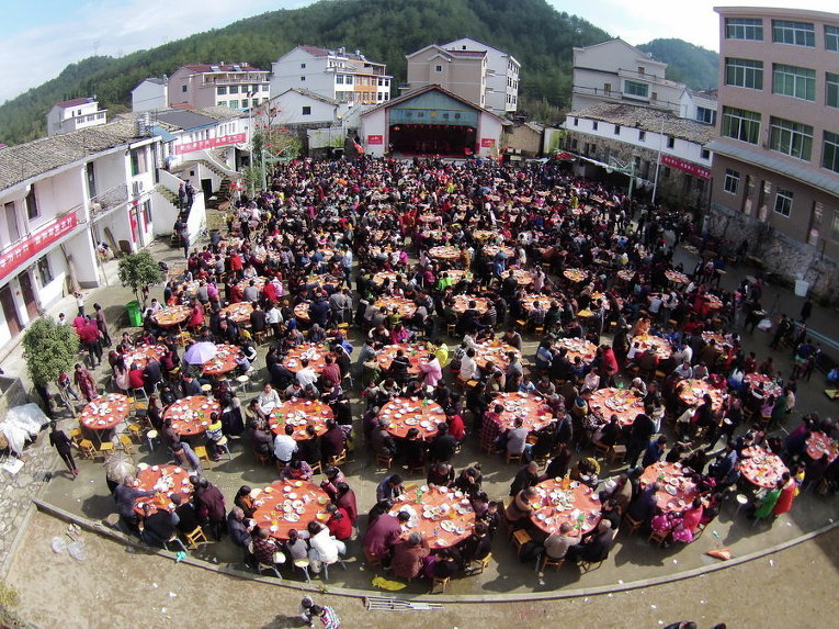 Жители села отмечают праздник Весны, в Тайчжоу, провинция Чжэцзян, Китай