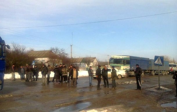 В Николаевской области жители двух сел перекрыли кировоградскую трассу