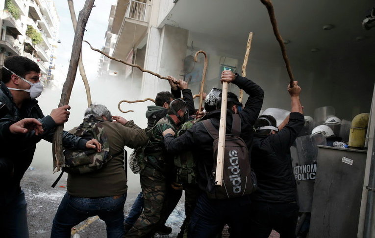 Столкновения греческих фермеров с полицией во время акции протеста против планируемых пенсионных реформ, Афины