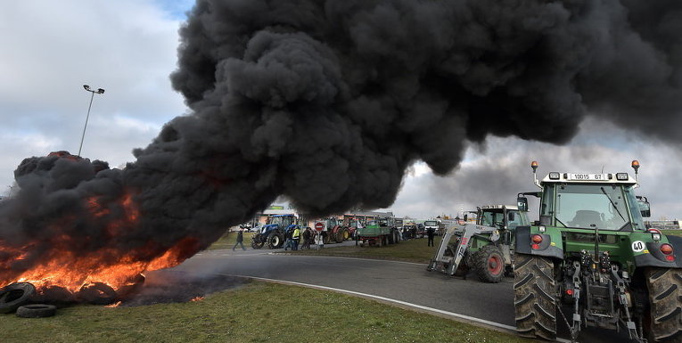 Протестующие фермеры жгут груды шин на востоке Франции