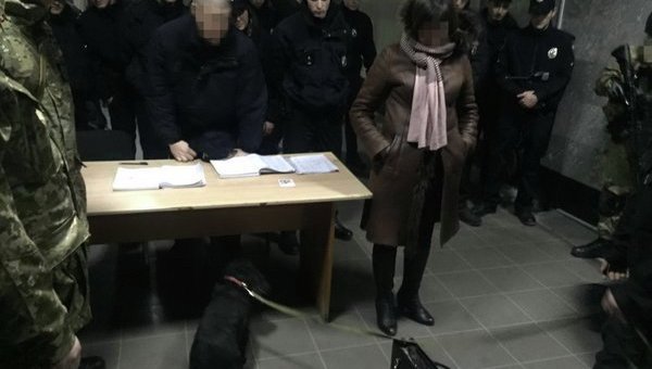 Задержание полицейской, торговавшей наркотиками в Одессе