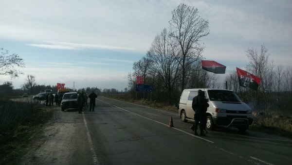 Активисты УНСО начали блокировать фуры из РФ в Ровенской области