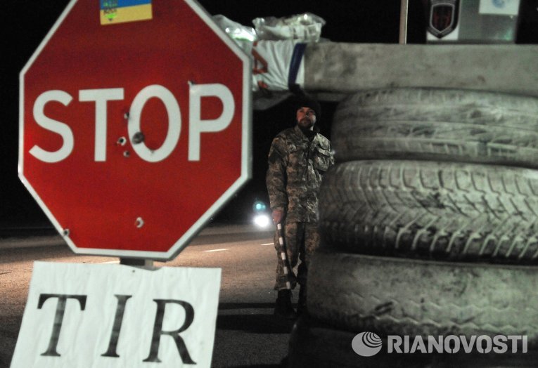 Активисты блокируют движение российских фур во Львовской области