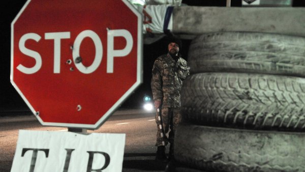 Активисты блокируют движение российских фур. Архивное фото