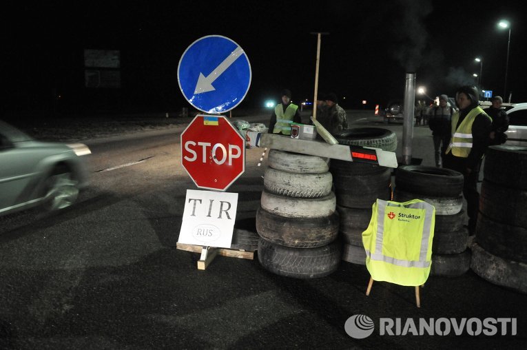 Активисты блокируют движение российских фур во Львовской области /