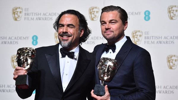 Актер Леонардо ди Каприо и режиссер фильма Выживший Алехандро Гонсалес Иньярриту на церемонии BAFTA.