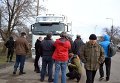 Активисты на въезде в Одессу не пускают российские фуры