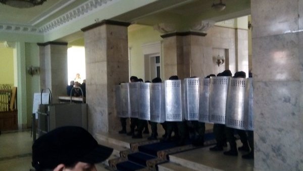В Харькове в здании ОГА активисты подрались с Нацгвардейцами