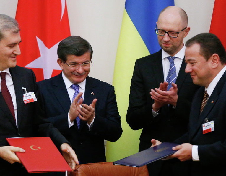 Премьер-министр Украины Арсений Яценюк и его турецкий коллега Ахмет Давутоглу в Киеве