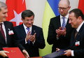 Премьер-министр Украины Арсений Яценюк и его турецкий коллега Ахмет Давутоглу в Киеве