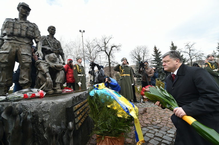 Президент Украины Петр Порошенко возлагает цветы к памятнику в честь воинов, погибших в Афганистане (1979-1989)