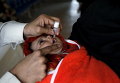 Ребенок получает вакцину против полиомиелита в Карачи, Пакистан