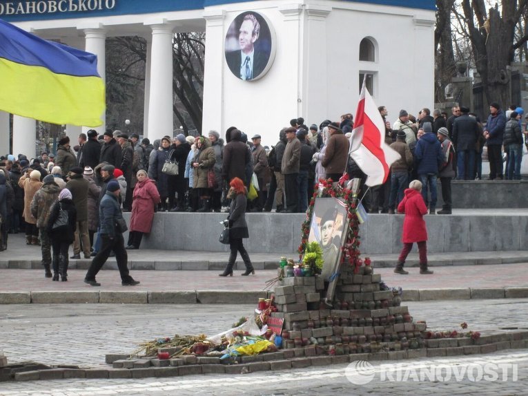 Митингующие перекрыли движение в Киеве по улице Грушевского