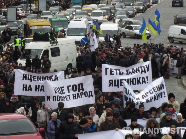 Митингующие перекрыли движение в Киеве по улице Грушевского
